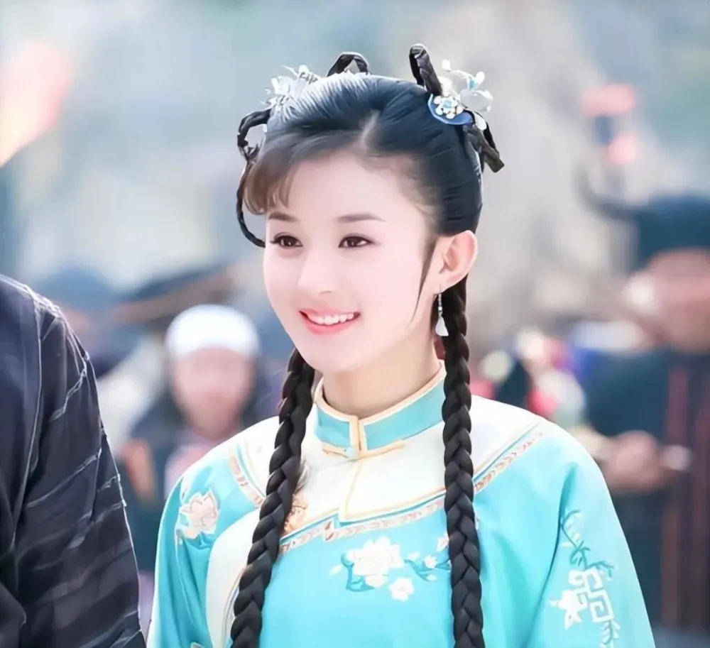 《母亲的礼物》曝光“相互依偎”海报,展现女儿与母亲的温馨瞬间